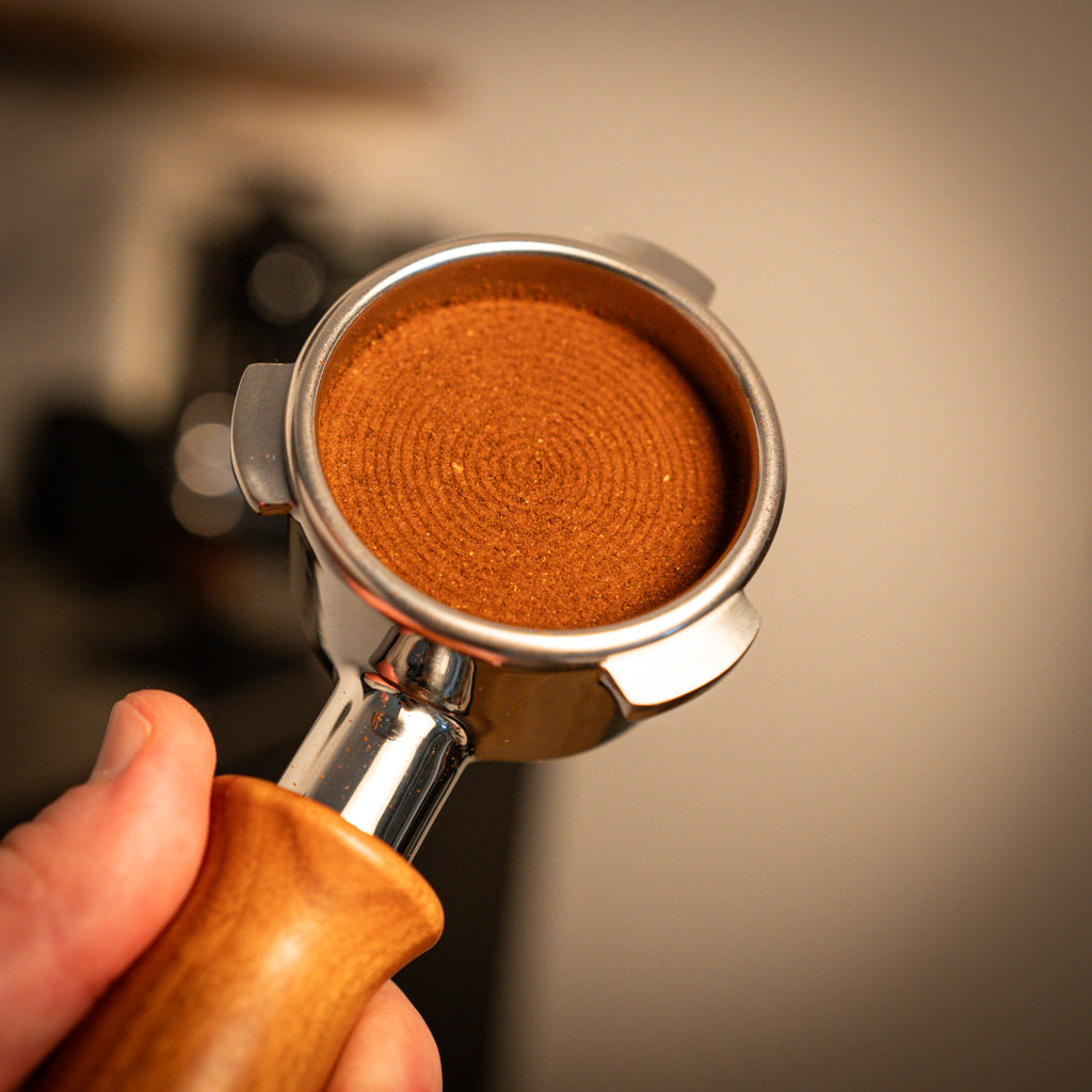 Self Levelling Palm Coffee Tamper (Black/Walnut)