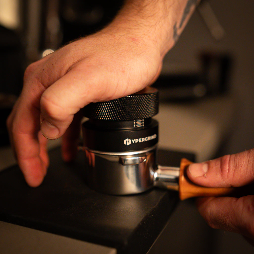 Self Levelling Palm Coffee Tamper (Black/Walnut)